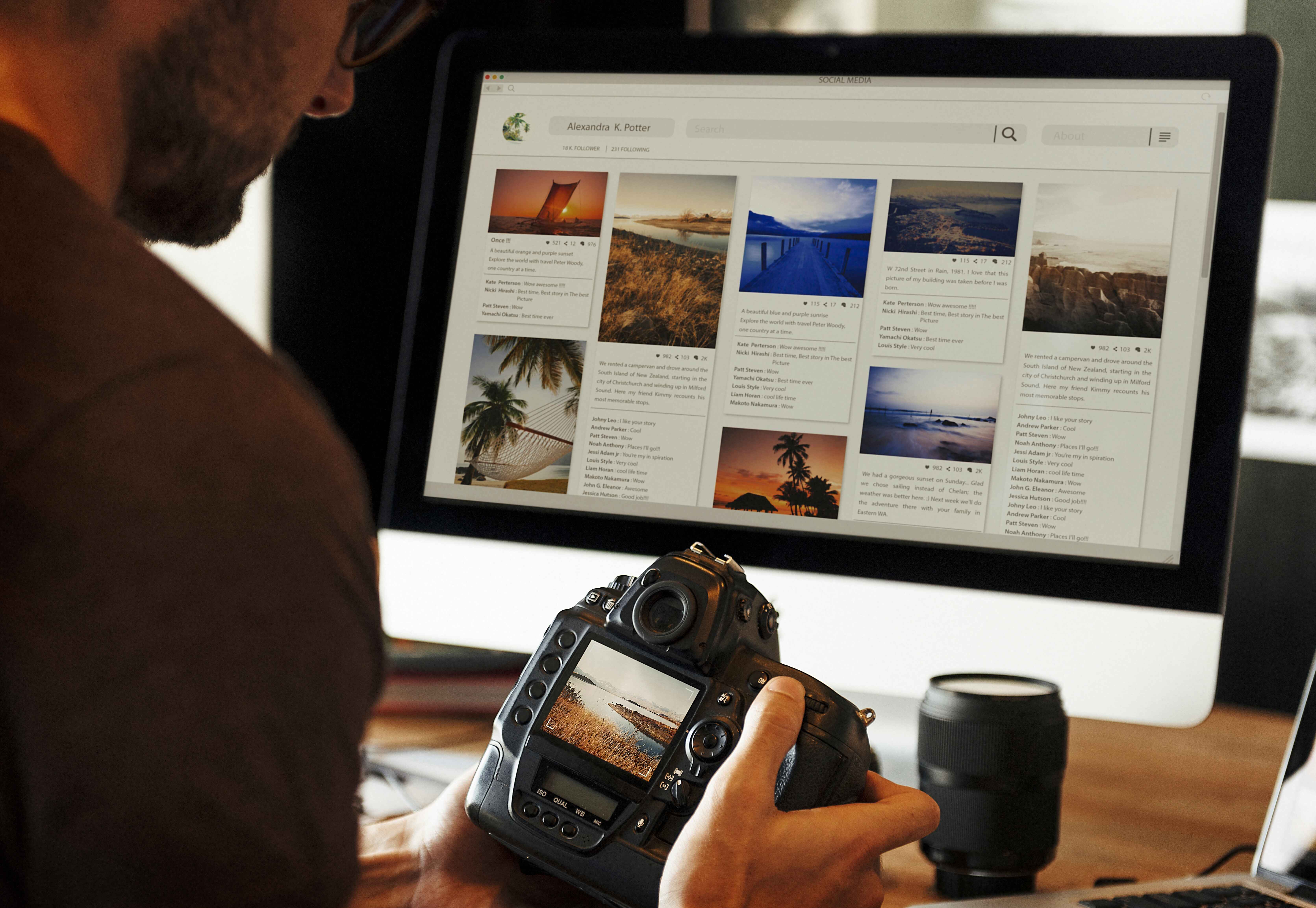 hombre sosteniendo una camara frente a una computadora