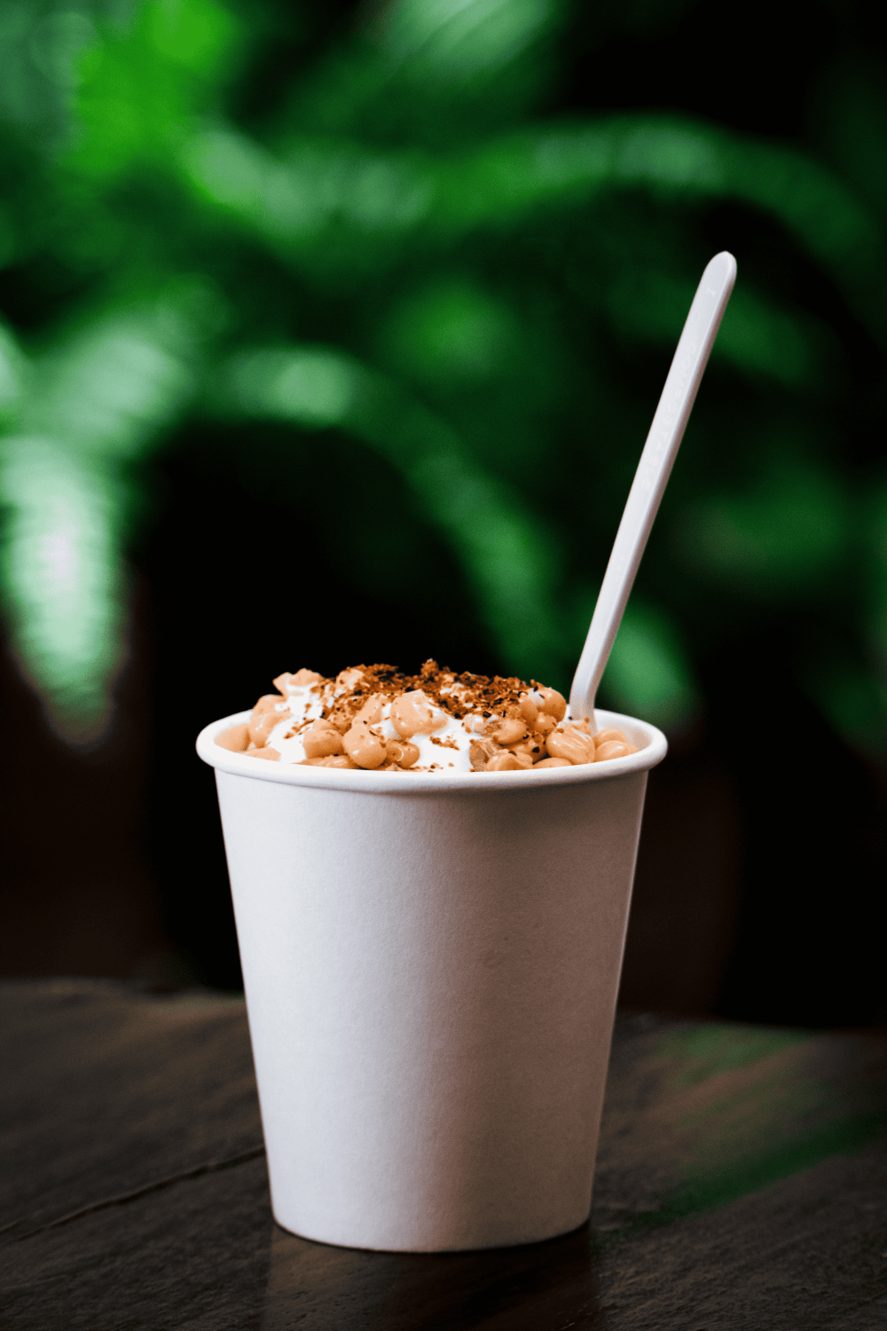 vaso con comida sobre la mesa de madera