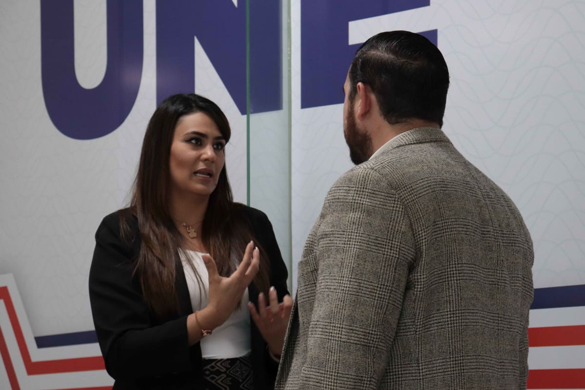 2 personas hablando sobre negocios