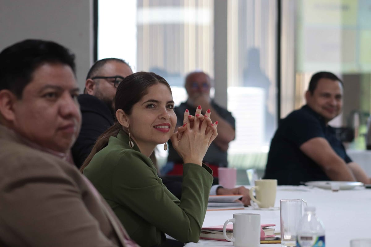 grupo de personas en una reunion de trabajo