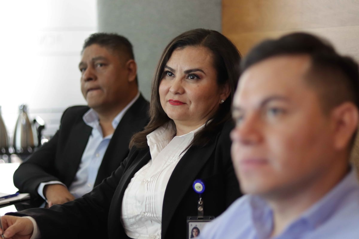 3 personas en una reunion prestando atencion