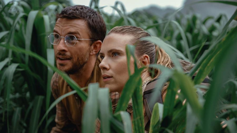 Jonathan Bailey and Scarlett Johansson in Jurassic World Rebirth