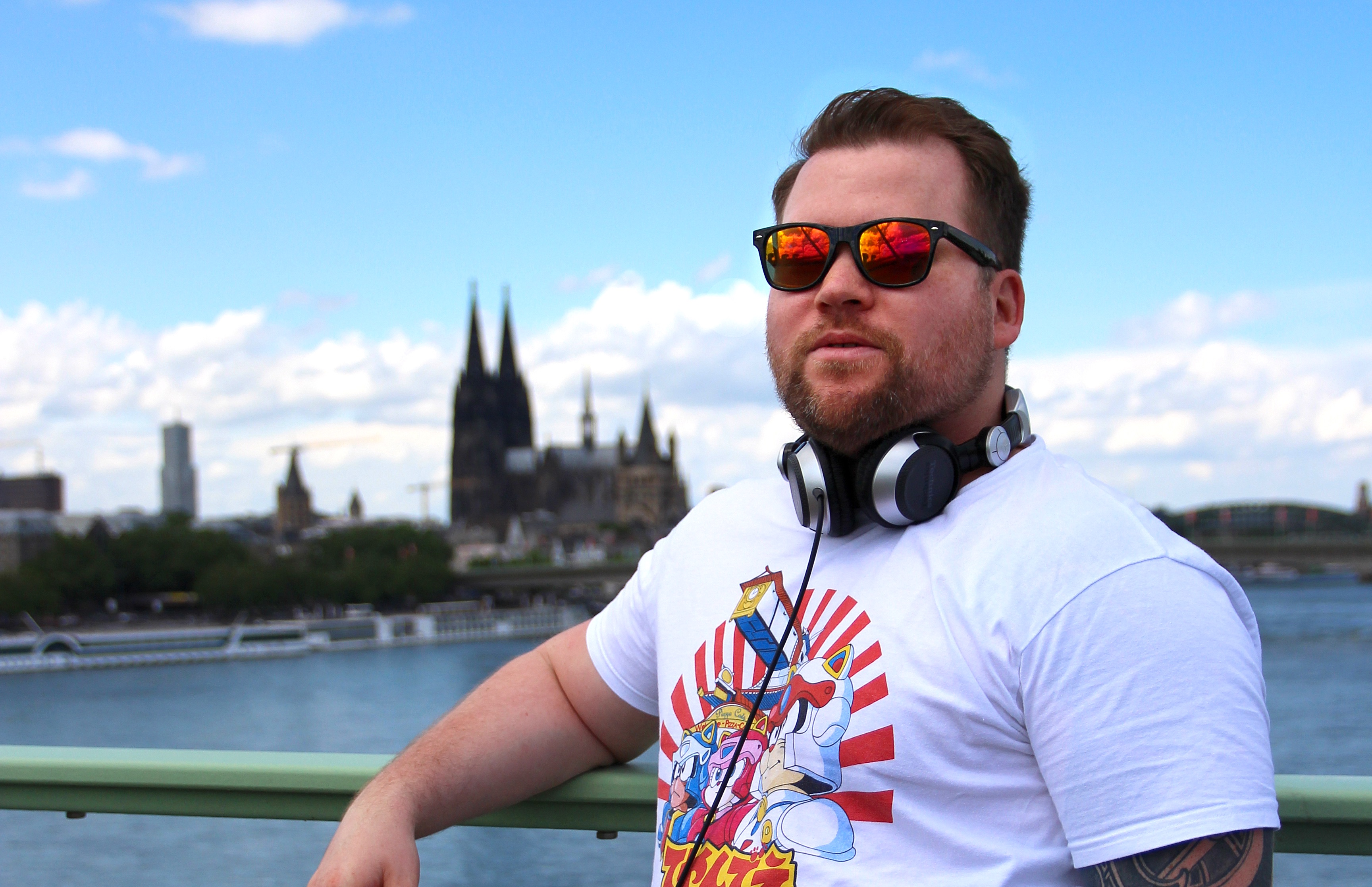 Roman Schattschneider, der Inhaber der Physio-Gruppe Physioteam Longerich vor der Skyline von Köln.