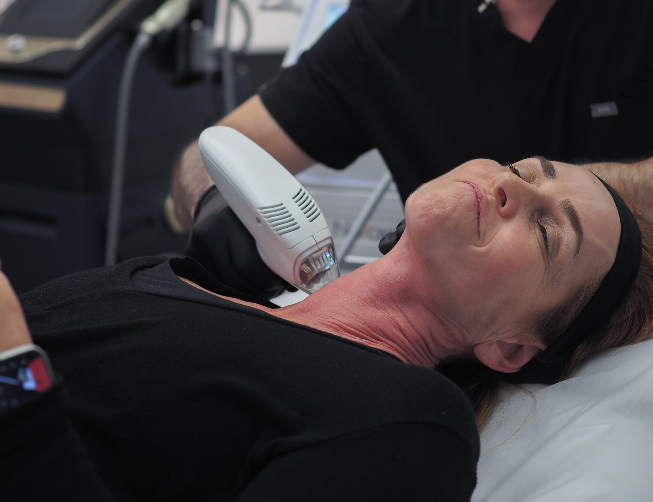 Dr. Saami treating patients neck with laser skin resurfacing in San Diego