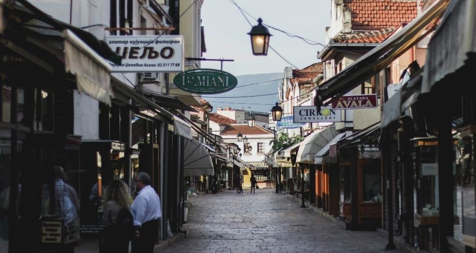 Fachada de local comercial apto para cambio de uso a vivienda