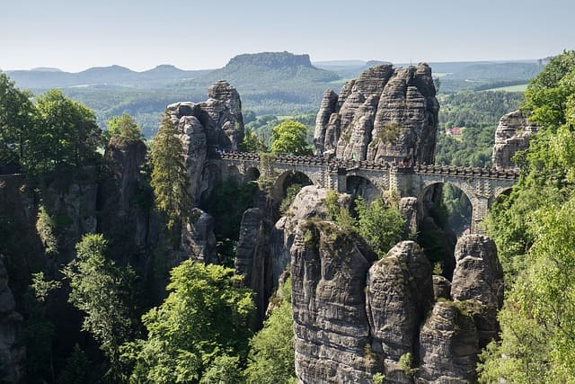Blick auf die berühmte Basteibrücke in Sachsen, ein beeindruckendes Denkmal inmitten der Natur.