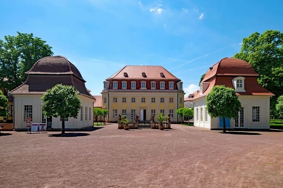 Barockes Kurhaus mit symmetrischer Architektur und gepflegtem Vorplatz in Sachsen-Anhalt.