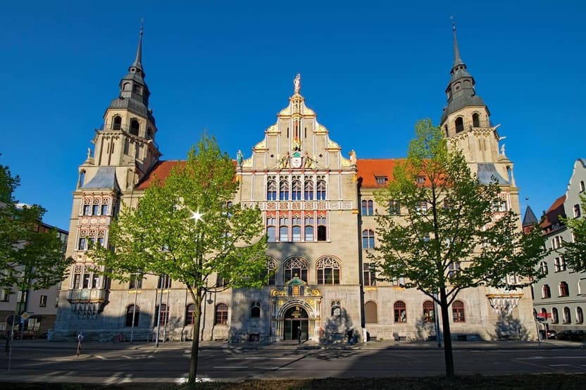 Prächtiges historisches Rathaus mit Türmen und aufwendiger Fassade in Sachsen-Anhalt