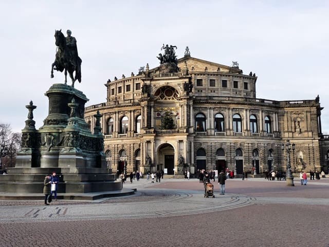 Blick auf die Semperoper in Dresden mit Reiterdenkmal im Vordergrund 