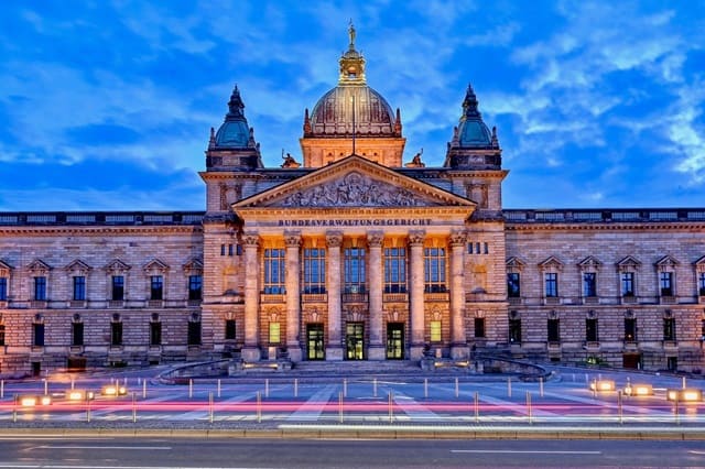 Historisches Gebäude des Bundesverwaltungsgerichts in Leipzig bei Abenddämmerung