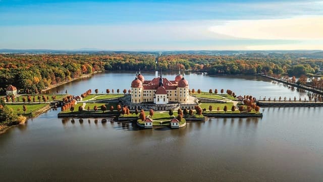 Luftaufnahme des barocken Schlosses Moritzburg in Sachsen