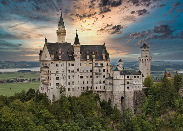 Märchenhaftes Schloss Neuschwanstein. Ein Wahrzeichen Bayerns inmitten alpiner Landschaft.