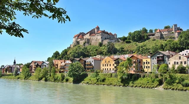 Blick auf die Altstadt von Burghausen mit der imposanten Burganlage oberhalb des Flusses – ein historisches Panorama in Bayern..