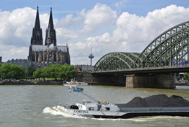 Stadtpanorama mit Kölner Dom, Hohenzollernbrücke und Flussufer des Rhein