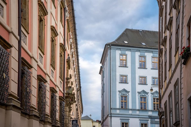Historisches Bürgerhaus mit reich verzierten Fenstern, dekorativen Stuckelementen und kunstvollen Details vergangener Epochen.