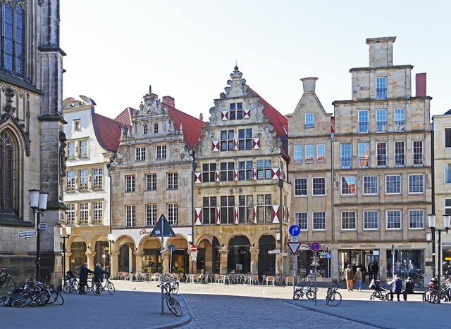 Das Bild zeigt die charakteristische Häuserzeile am Prinzipalmarkt mit ihren hohen Giebeln, Arkadengängen und Sandsteinfassaden.
