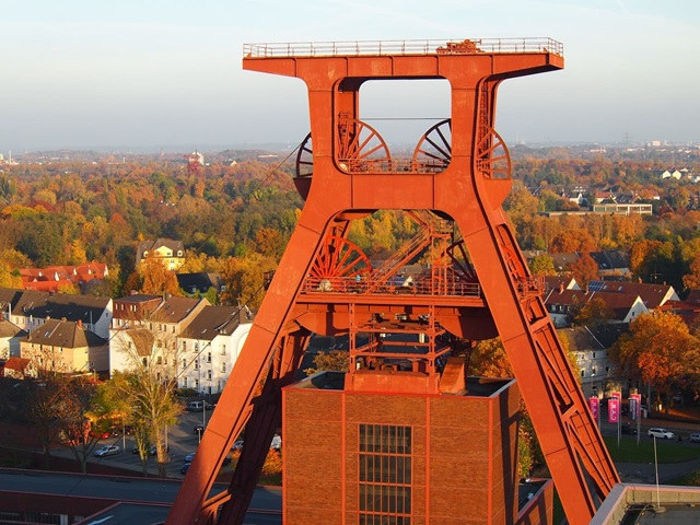 Eine unter Denkmalschutz stehende ehemalige Zeche mit markantem Stahlförderturm und historischen Backsteingebäuden.