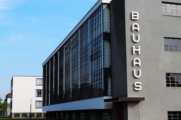 Das Bauhaus-Gebäude in Dessau mit seiner markanten Glasfassade und vertikalem Schriftzug.