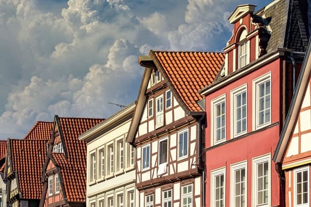 Farbenfrohes Altstadtensemble mit historischen Fachwerkhäusern und verzierten Giebeln in Celle.