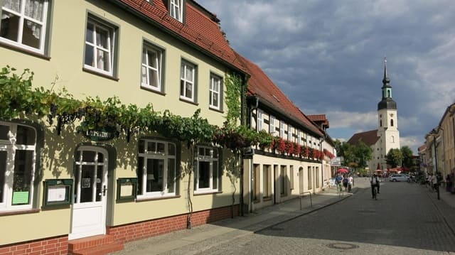 Historische Altstadt von Lübbenau im Spreewald mit sanierten Bürgerhäusern und der Nikolaikirche als denkmalgeschütztem Ensemble.