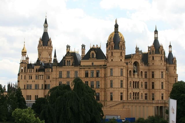 Das prachtvolle Schweriner Schloss mit Türmen, Kuppeln und reich verzierter Fassade.