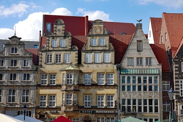 Häuserreihe mit reich verzierten Giebeln und historischen Fassaden direkt am Bremer Marktplatz.