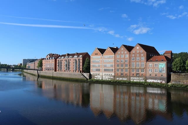 Ehemaligen Speicherhäuser auf dem Bremer Teerhof mit markanten Giebelstrukturen aus rotem Backstein, gelegen direkt am Ufer der Weser.