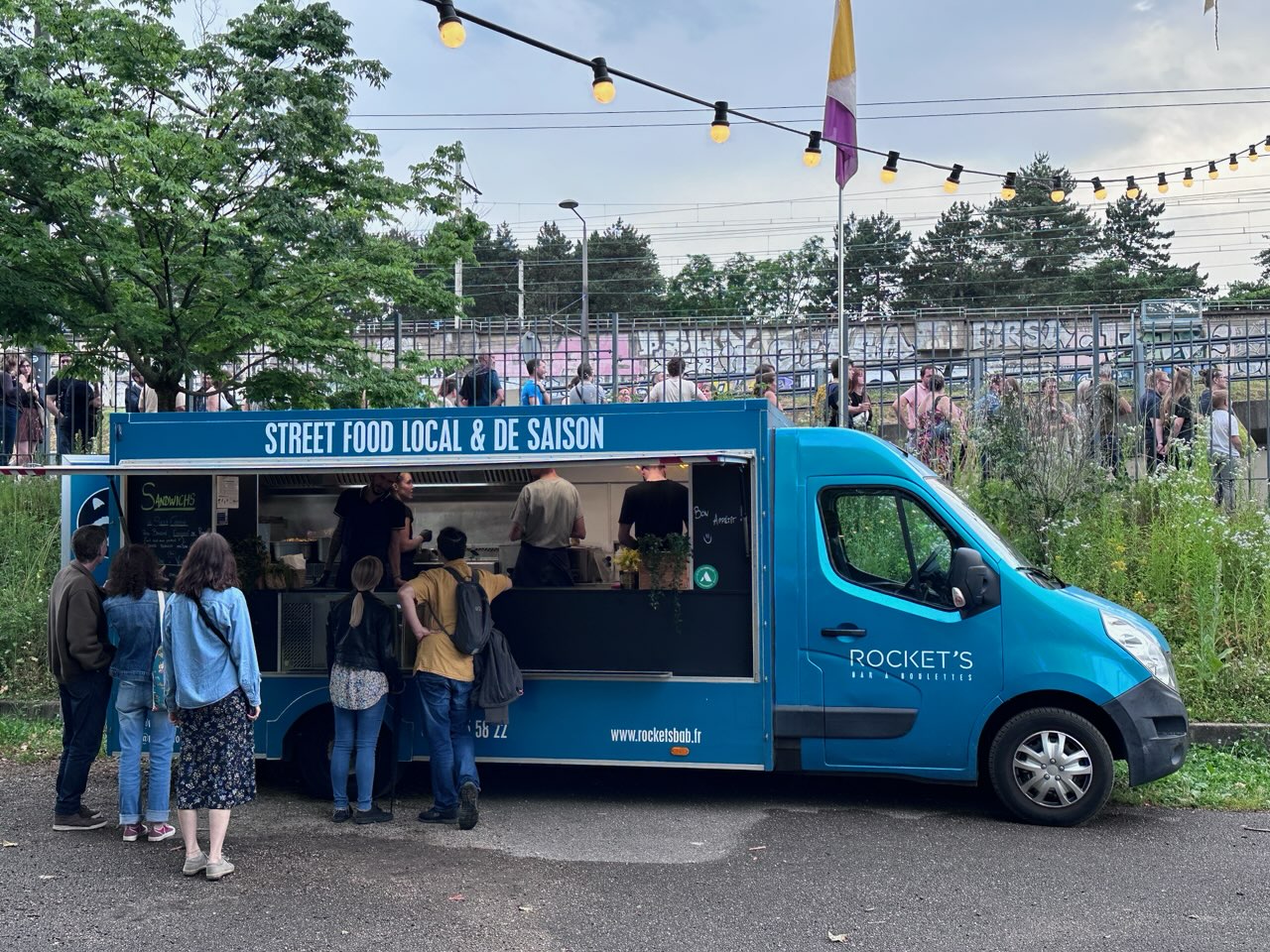 Un beau foodtruck bleu Rocket's à Lyon