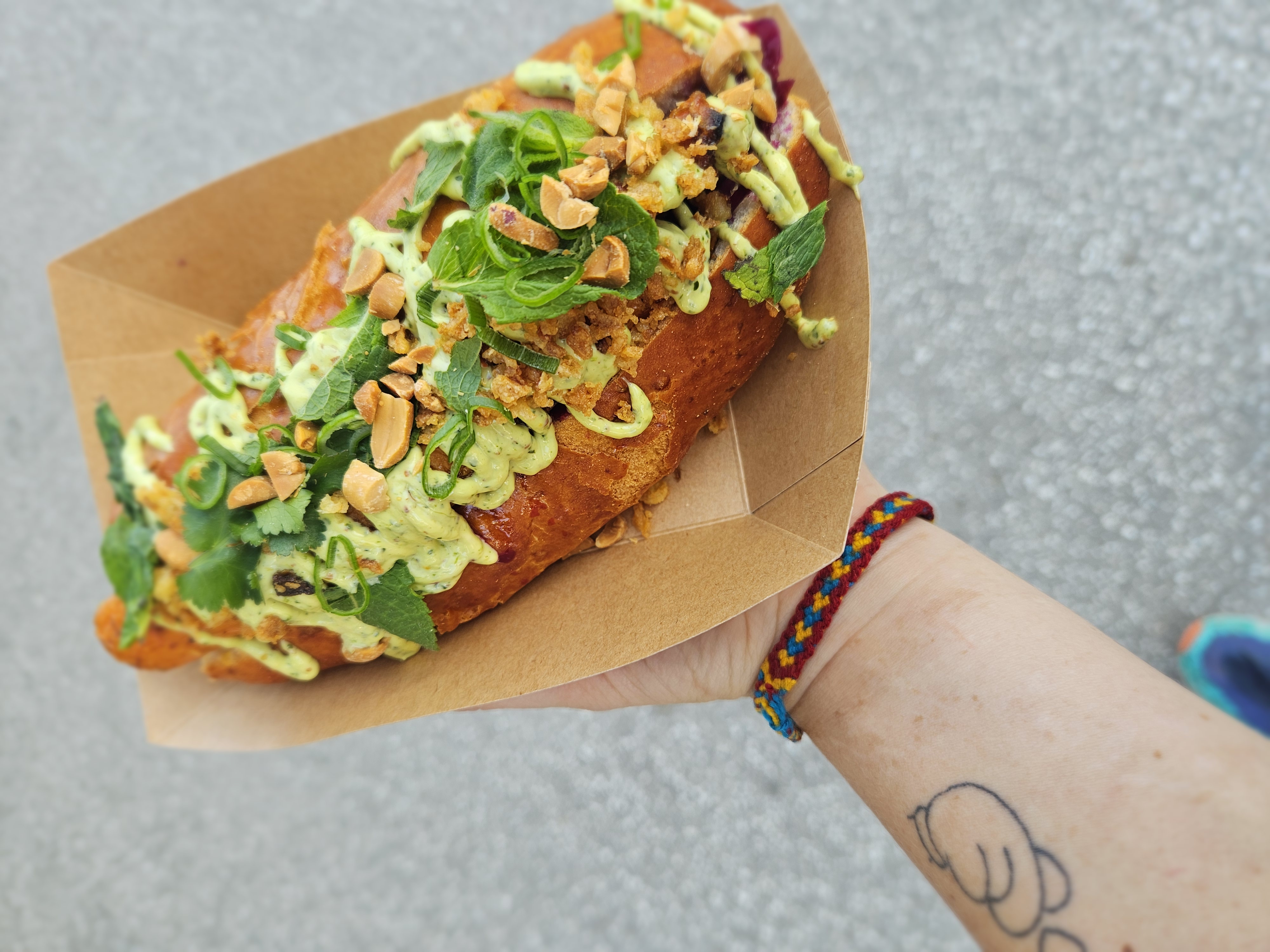 Sandwich végétarien et vegan servi chez Rocket's foodtruck traiteur à Lyon