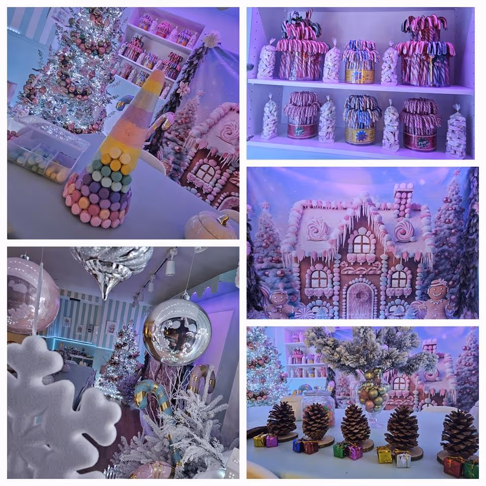 Peut être une image de sapin de Noël, biscuit de pain d’épices, gâteau et texte