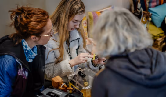 Une image contenant personne, habits, Visage humain, filleLe contenu généré par l’IA peut être incorrect.