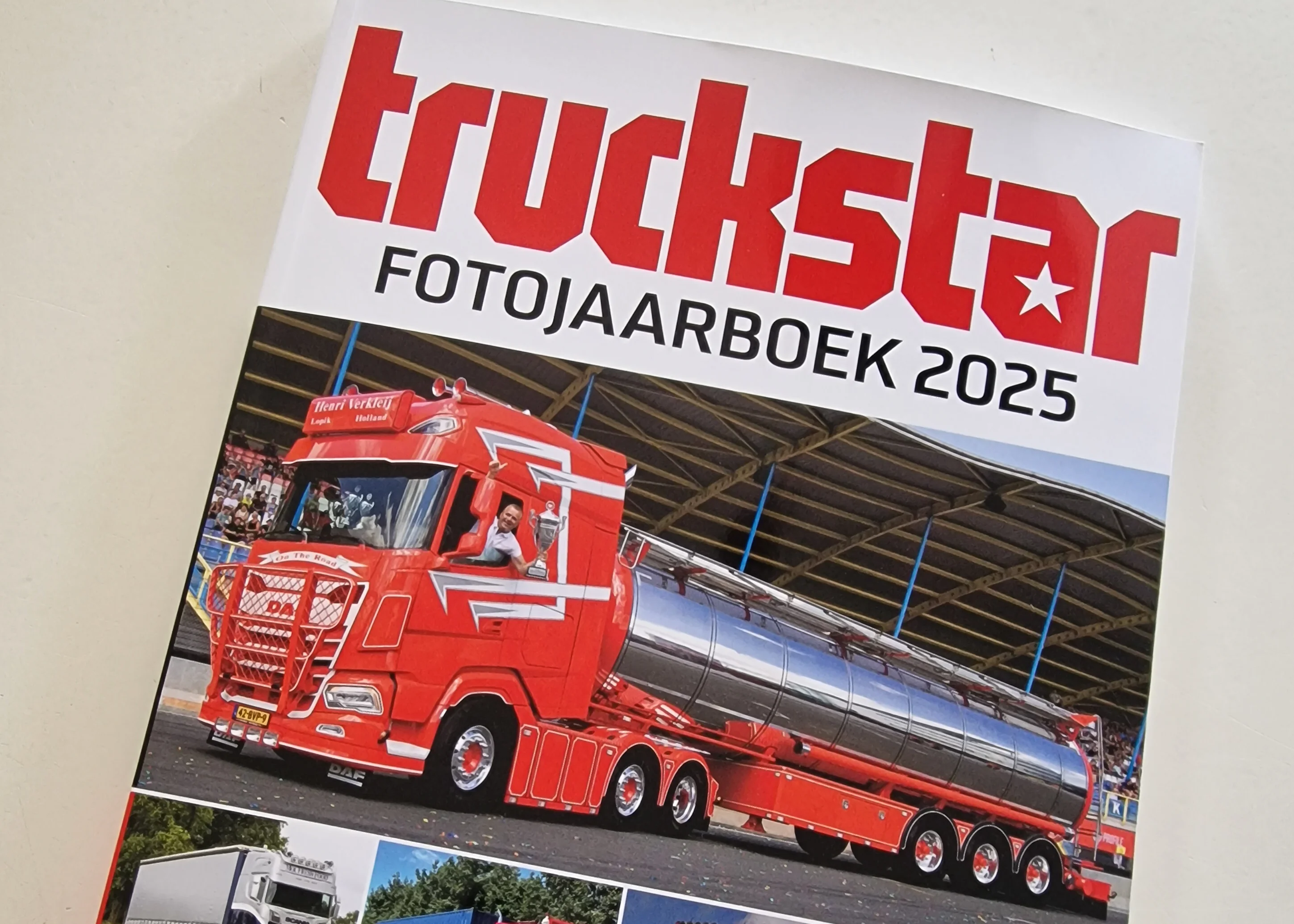 Omslag van het Truckstar Fotojaarboek 2025 met op de voorkant een opvallende rode vrachtwagen en een collage van verschillende trucks uit Nederland.