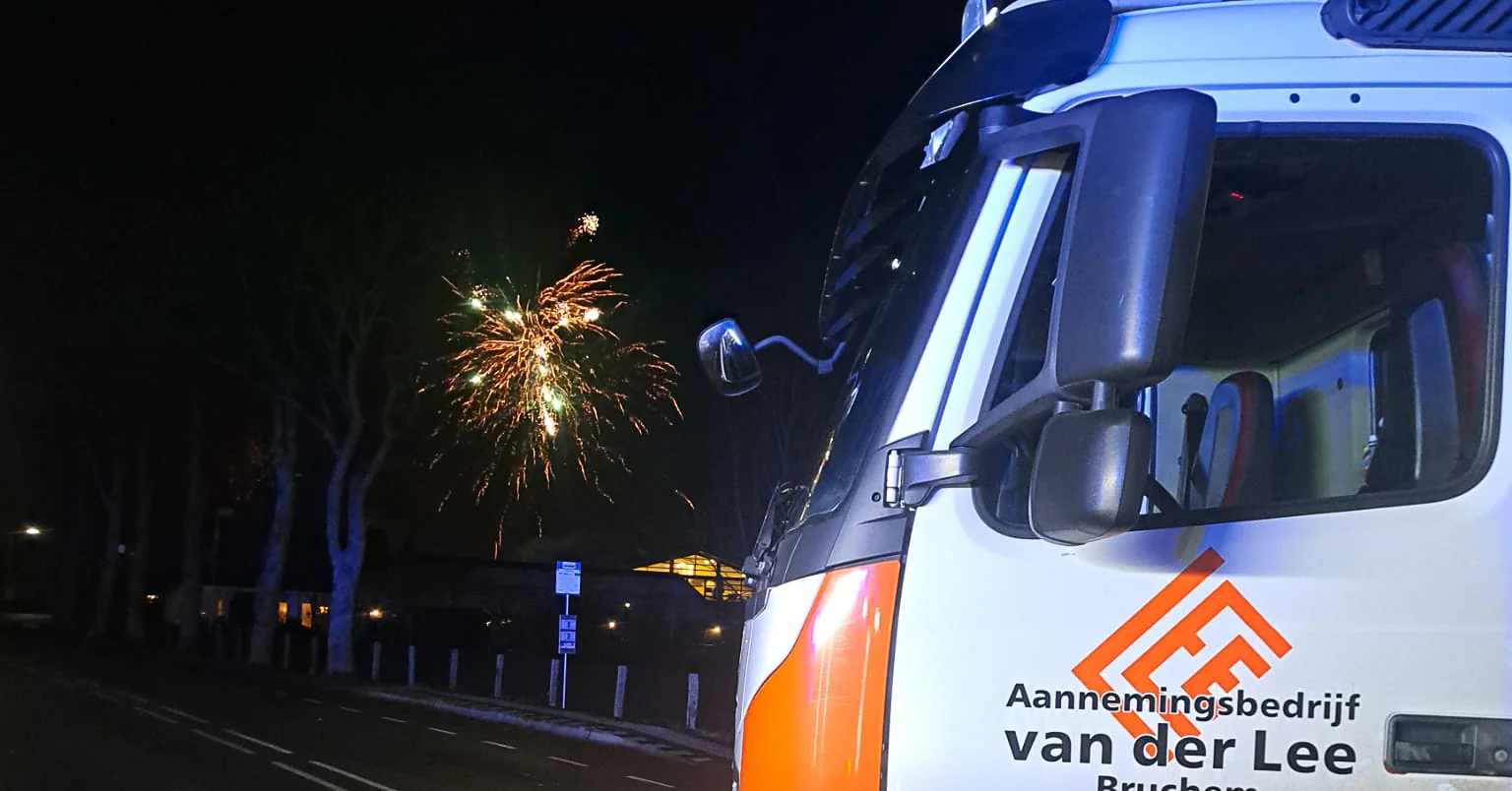 Van der Lee vrachtwagen met vuurwerk op de achtergrond tijdens de jaarwisseling