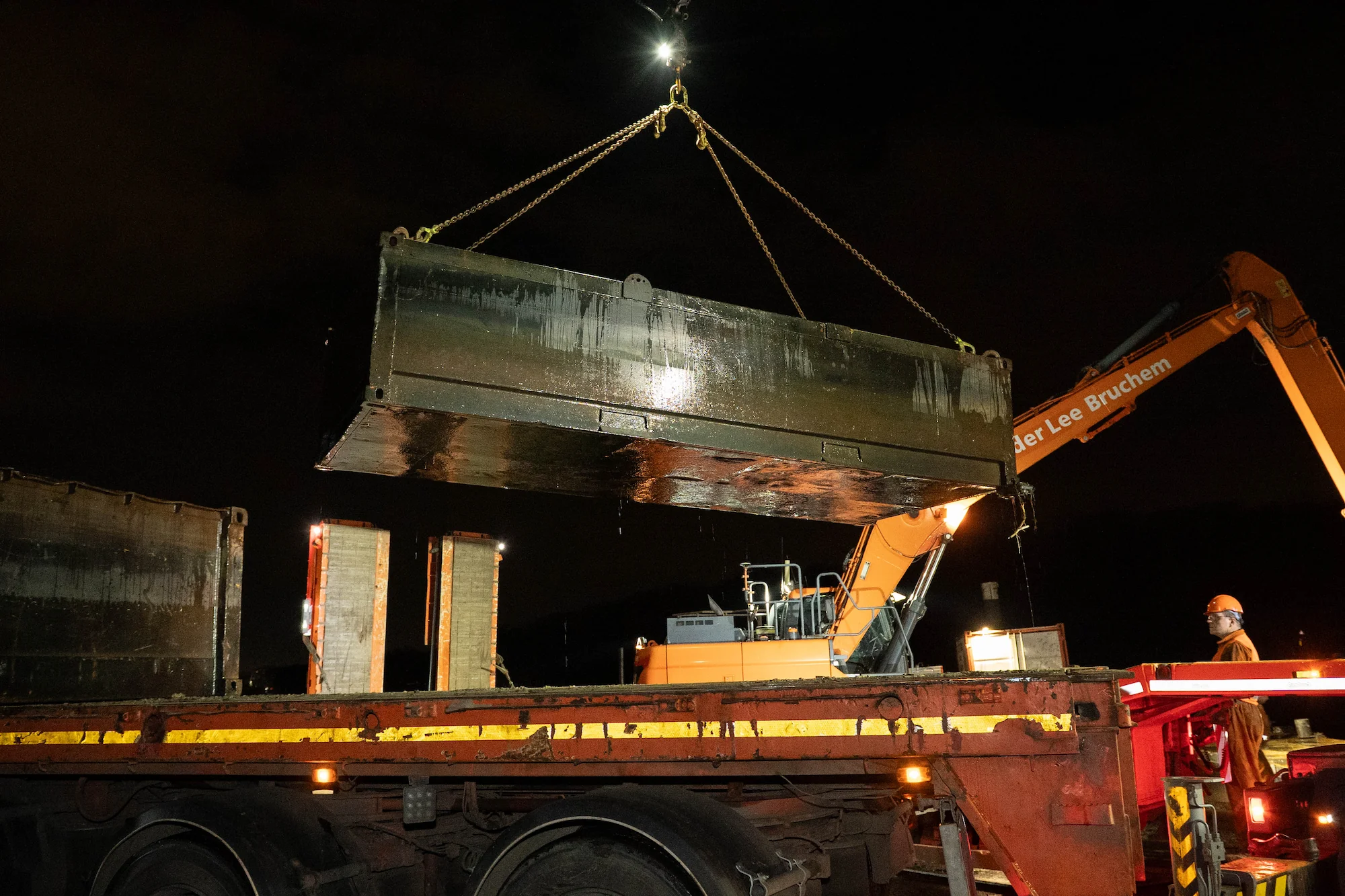 Pontondeel wordt met kettingen gehesen door kraan van Van der Lee Bruchem