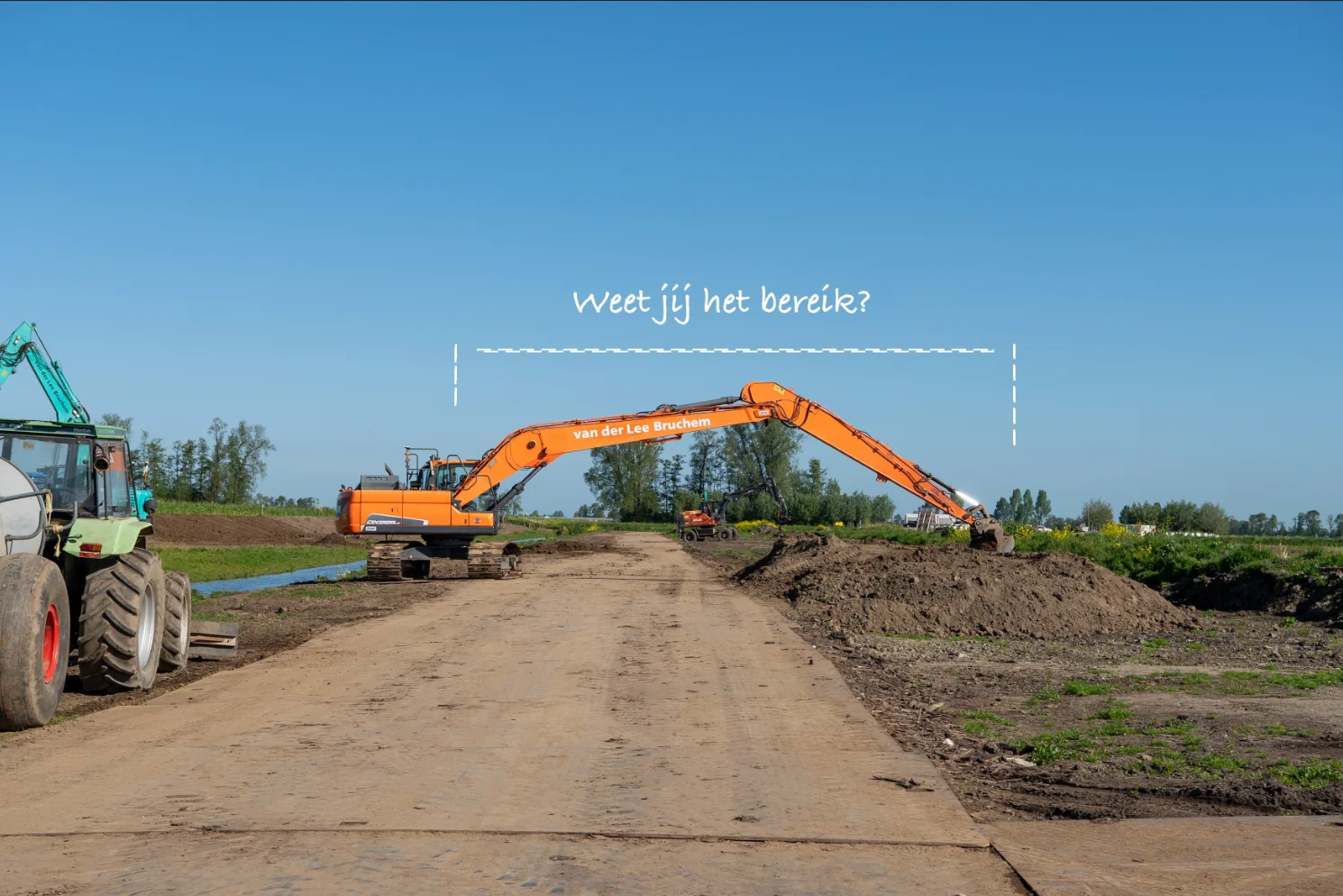 Langegiekkraan van van der Lee Bruchem aan het werk tijdens de kadeversterking in Giessenburg. Op de foto staat een oranje rupskraan met extra lange giek, opgesteld op een bouwweg langs de watergang. In de afbeelding staat de vraag “Weet jij het bereik?” w
