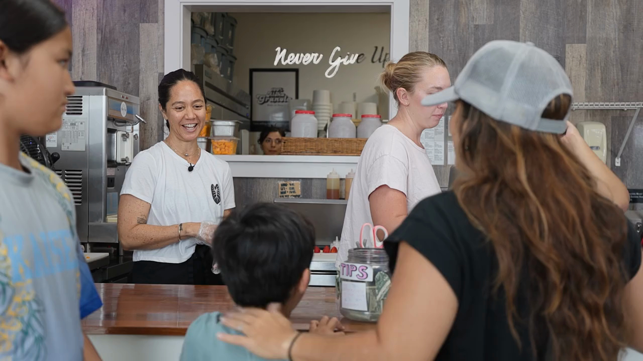 E Ala Cafe serves smoothies and bowls to customers.