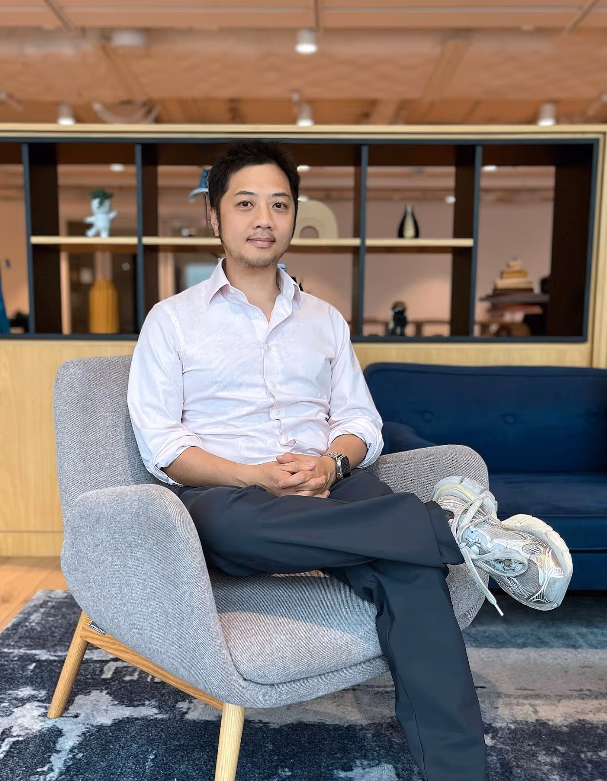 A person sitting in a chairDescription automatically generated