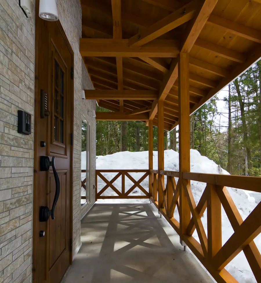Covered entrance of Hakuba Accomodation