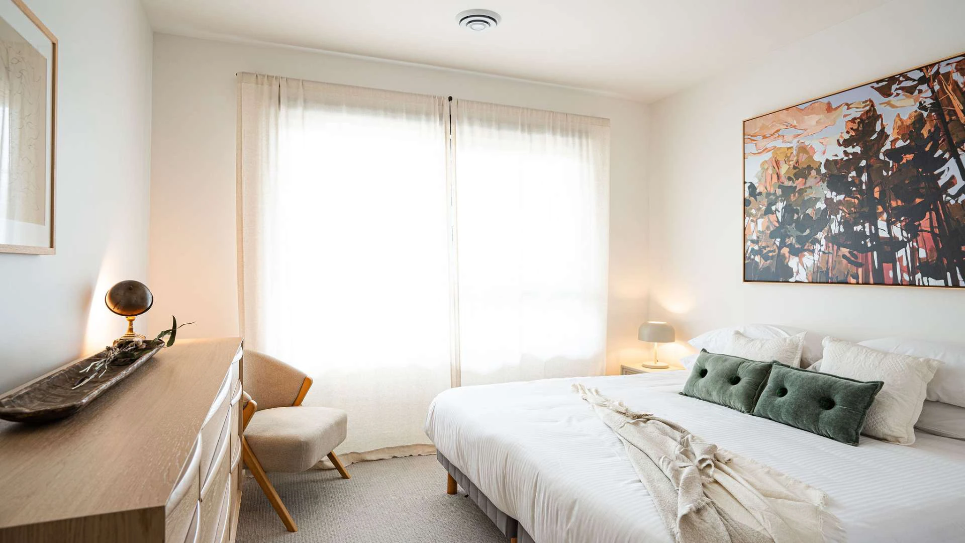 Bedroom, single king bed