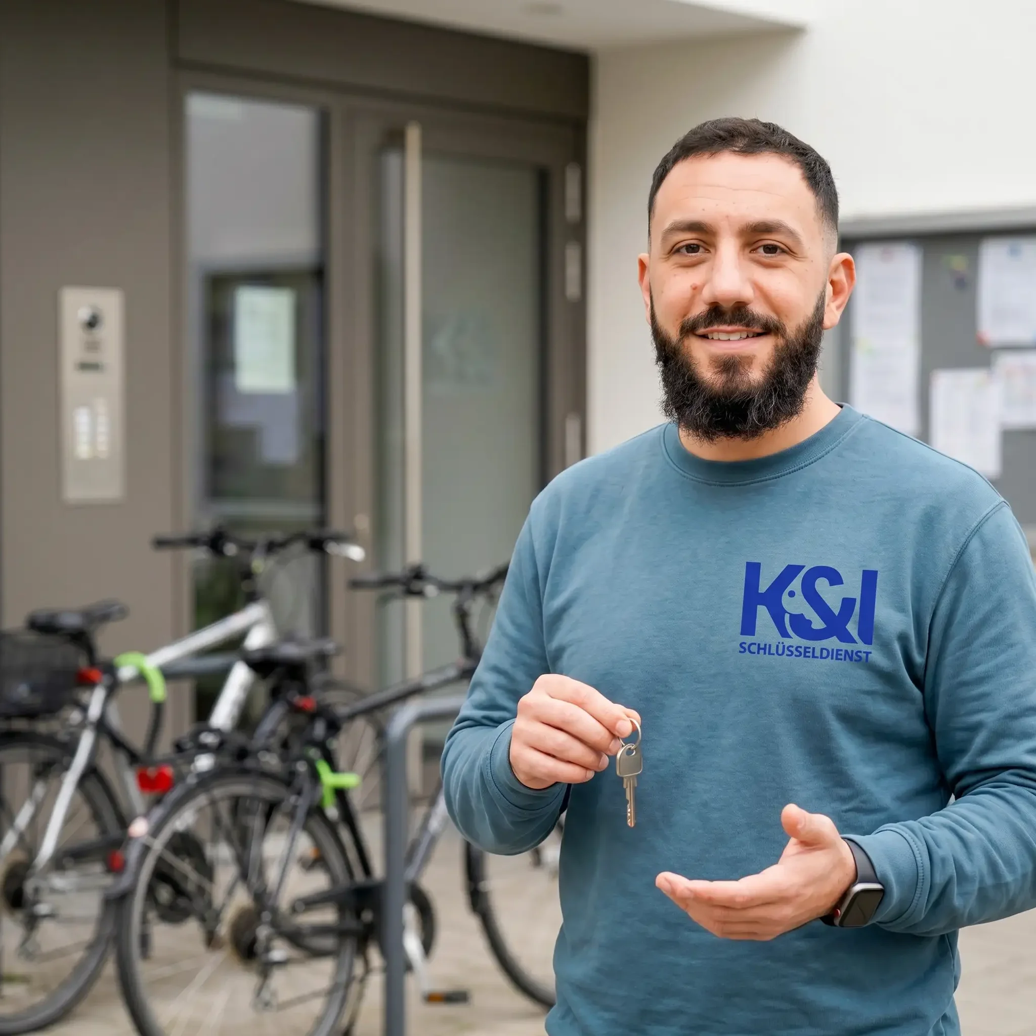 K&I Schluesseldienst Experte mit Fahrradschluessel bereit fuer Einsatz in Filderstadt Bonlanden