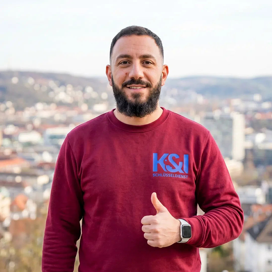 Kahlil Kassem Schlüsseldienst Experte aus Kemnat Ostfildern, mit Stuttgarter Stadtpanorama von einer Anhöhe aus
