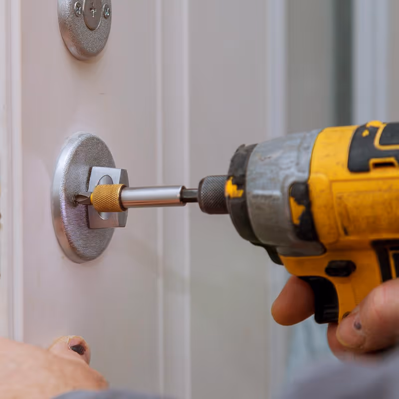 Lasergravur eines Messingstempels