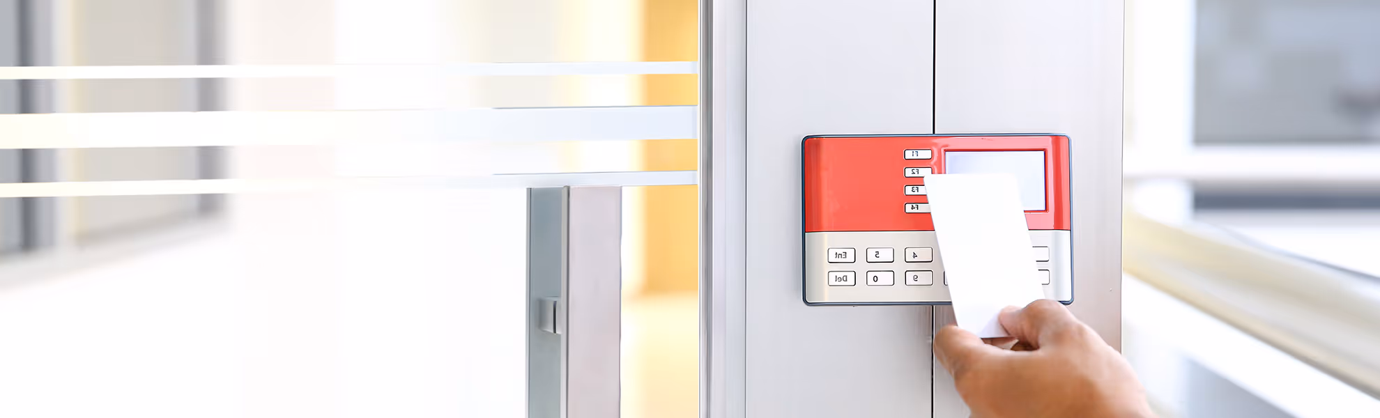 Nahaufnahme eines Smart Locks, das mittels Transponder oder Smartphone kontaktlos geöffnet wird, symbolisch für moderne, elektronische Türschließsysteme.