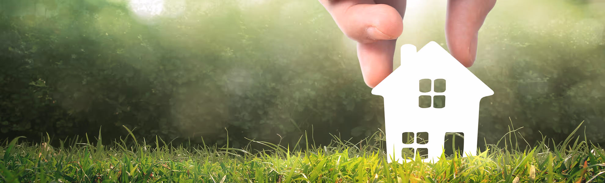 Junges Paar steht mit Schlüssel vor dem neuen Eigenheim – Einzug in ein sicheres Zuhause mit modernen Schließsystemen.