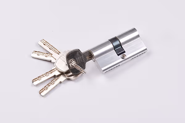 Gravur auf einem Autoschlüssel