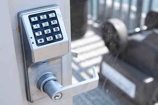 Namensschild graviert mit einem Mopa Laser