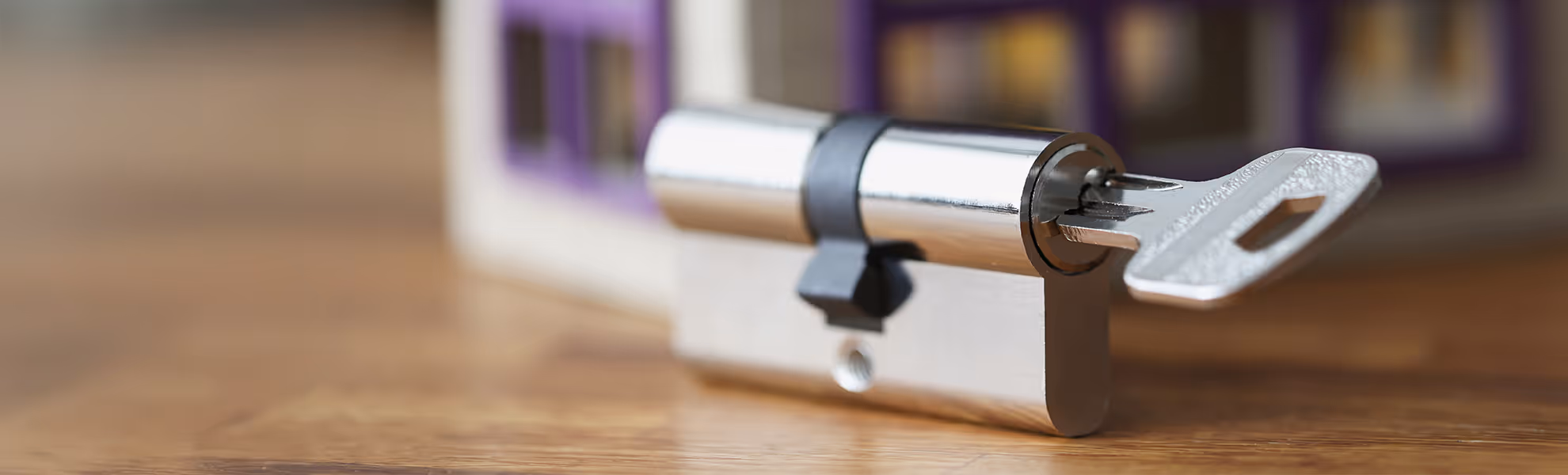 Verschiedene Schließzylinder aufgereiht nebeneinander – Einblick in die Vielfalt moderner Schließtechnik für Türen.