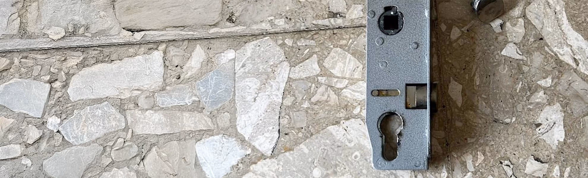 Defektes Türschloss mit sichtbarem Riegel- und Fallenbruch – typische Schadensursache bei klemmenden oder blockierten Türen