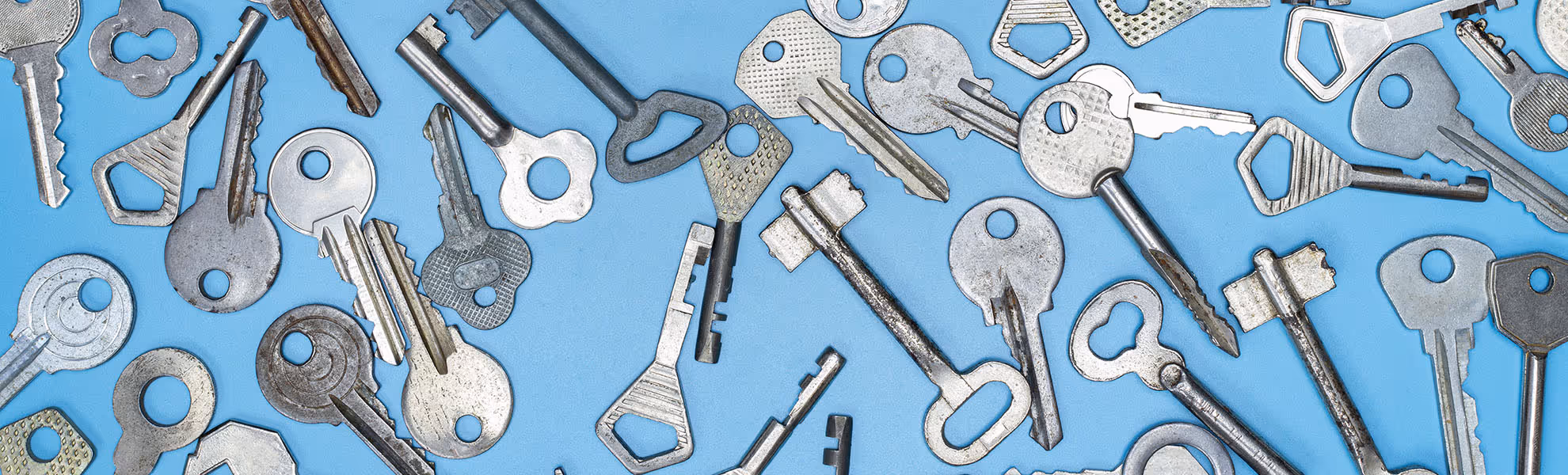 Schlüsseldienst-Mitarbeiter vor einer Haustür mit Werkzeug – symbolische Darstellung der Unterschiede zwischen Schlüsseldienst, Schlüsselnotdienst und Aufsperrdienst.