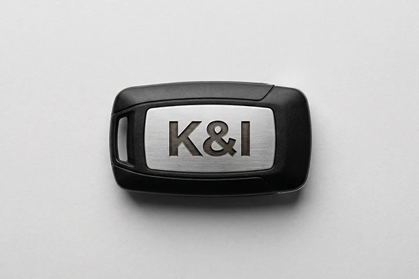 Gravur auf einem Autoschlüssel